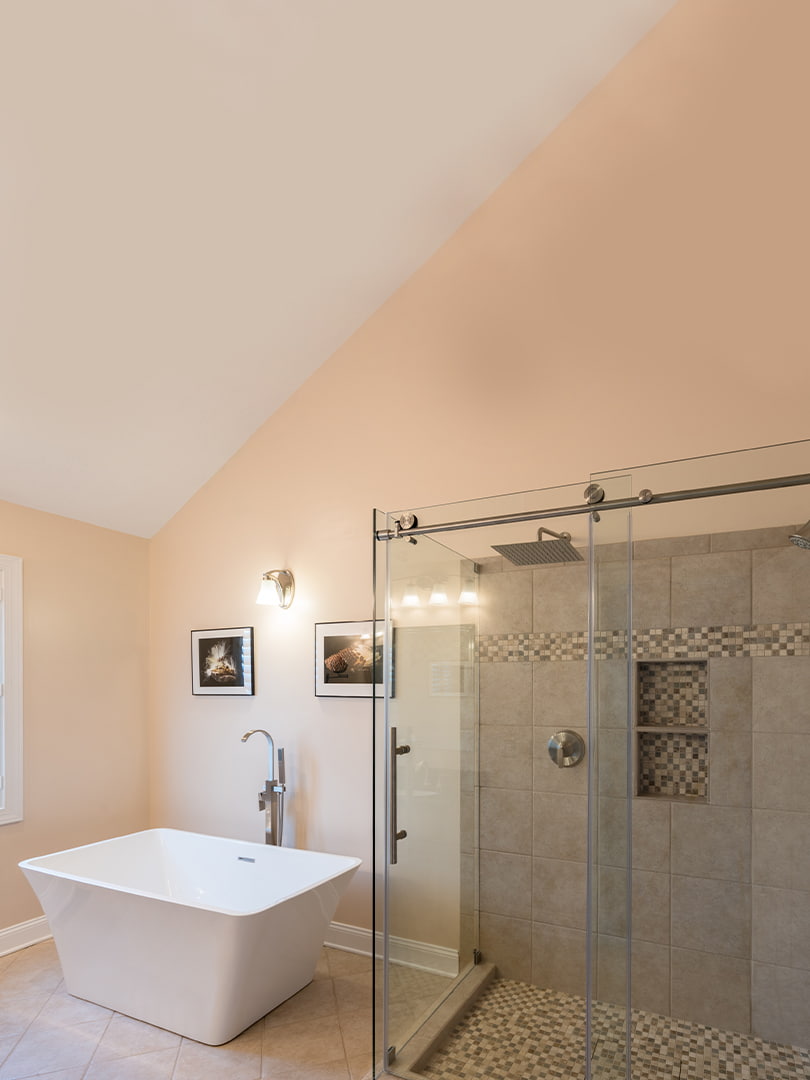 Sliding glass shower doors: Balancing style and practicality in modern bathrooms